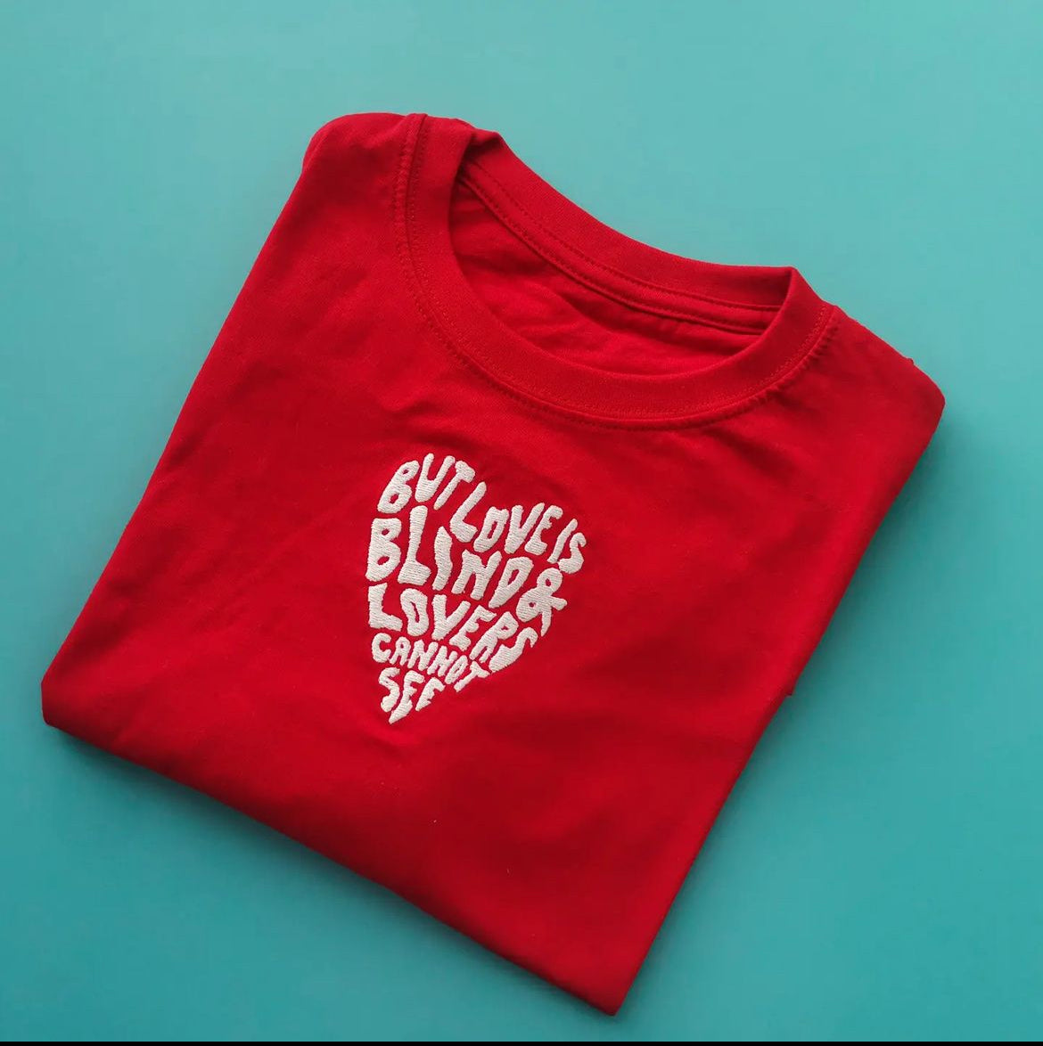 Blind Love Tee – Streetwear con Corazón